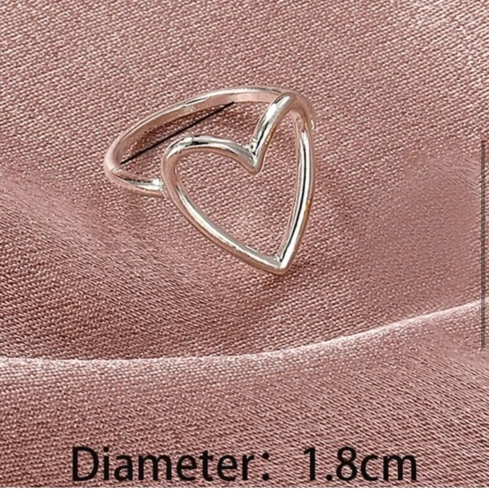 LAST ONE: Silver hollow heart ring - Picture 3 of 4